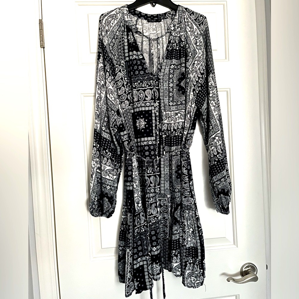 Like new paisley pattern dress in dark navy and white
